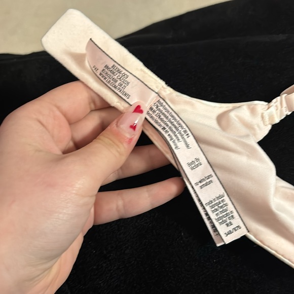 NWOT Victoria’s Secret Body by Victoria Wireless Bra - Size 34B - Picture 8 of 8